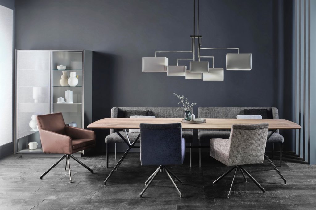 Christine Kröncke Interior Design - Esstisch und Stühle vor grauer Wand