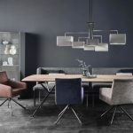 Christine Kröncke Interior Design - Esstisch und Stühle vor grauer Wand