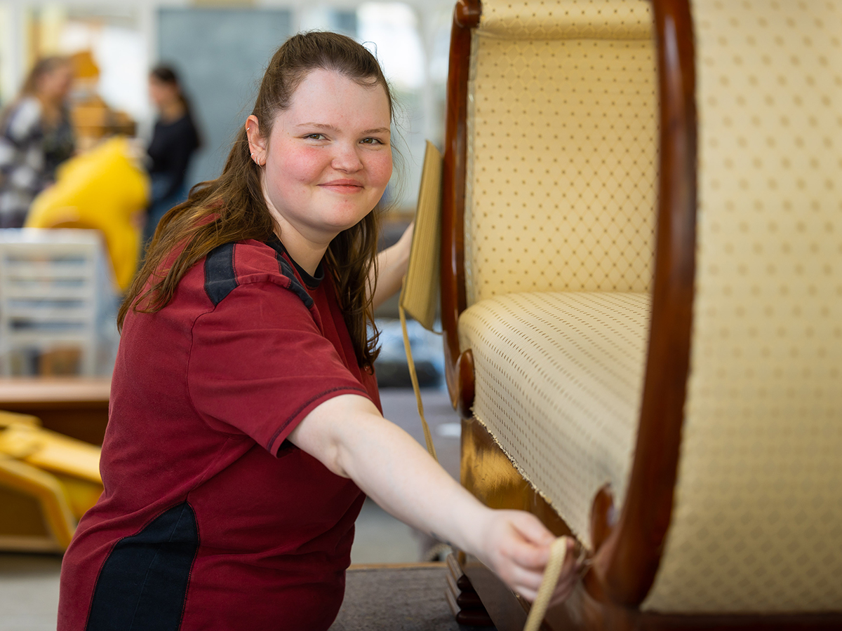 Polsterin beim Ausmessen eines Sofas