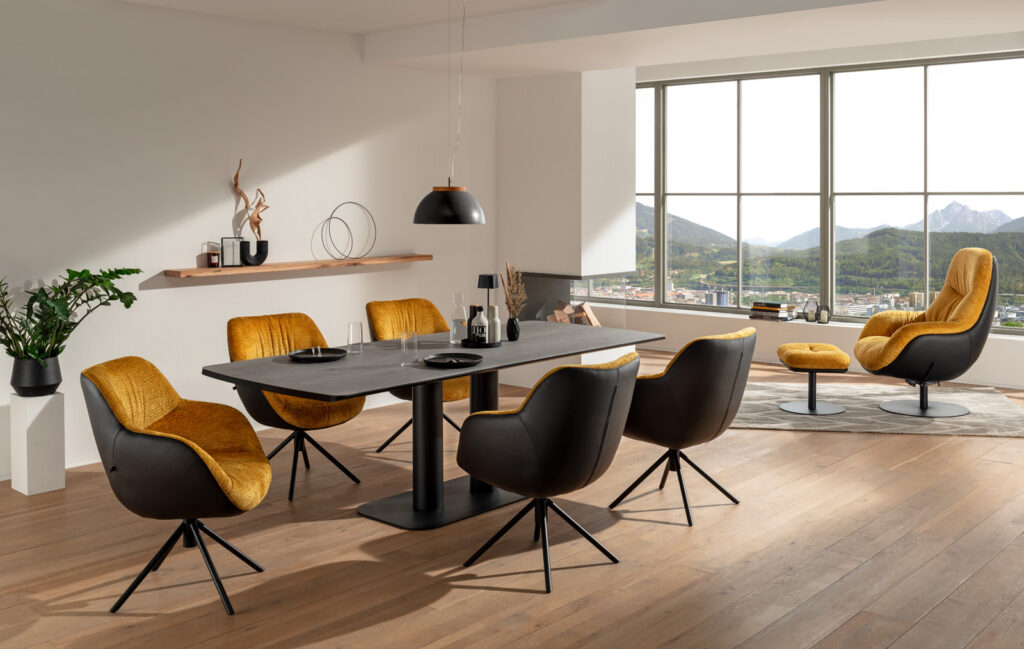 ALASSIO Sessel_Bicolor Leder toledo nero Stoff Fusion mustard 06_Tisch GERRIT_Doppelsäule pb schwarz_Zement grigio_ALASSIO Relax-Sessel lounge_Bicolor Leder toledo nero Stoff Fusion mustard 06